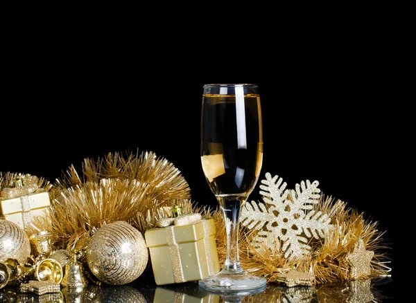 Champagne con ornamenti natalizi — Foto Stock