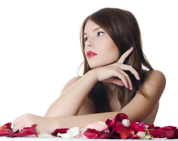 La bella ragazza con petali di rose isolate — Foto Stock