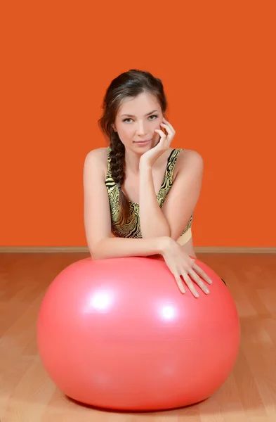 De vrouw met een gymnastiekbal — Stockfoto