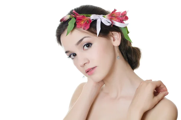 Portrait de la belle fille avec des fleurs dans les cheveux — Photo