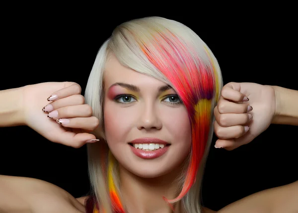 A menina bonita com uma maquilagem brilhante e fios multicoloridos no cabelo — Fotografia de Stock