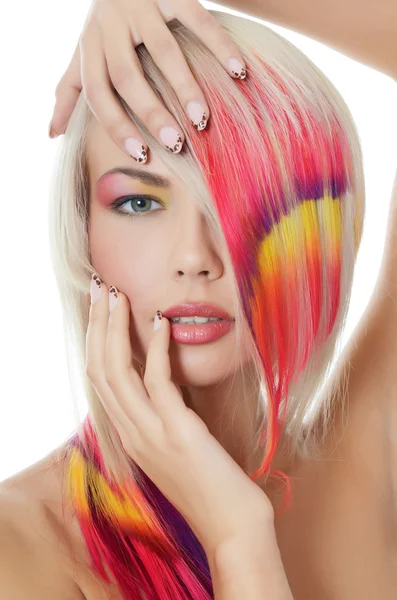Den vackra flickan med ljusa make-up och flerfärgade stra — Stockfoto