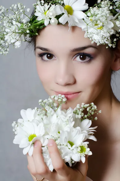 Porträtt av den vackra flickan med blommor i håret — Stockfoto