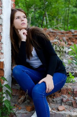 seksi Bayan bir duvara yaslanmış