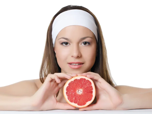 Den vackra kvinnan med en grapefrukt — Stockfoto