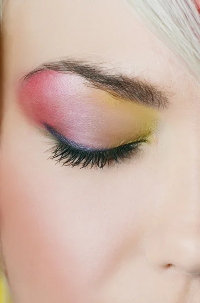 Fashion eye make-up with bright eyeshadow - macro shoot — Stock Photo, Image