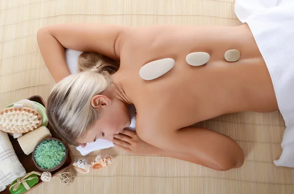 Спа женщина. Каменный массаж — стоковое фото