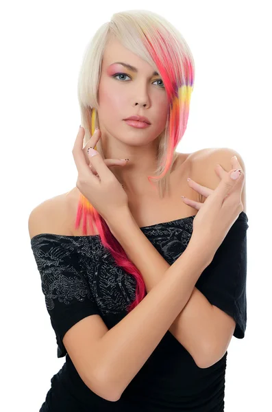 Красивая девушка с ярким макияжем и разноцветной прядью в волосах — стоковое фото