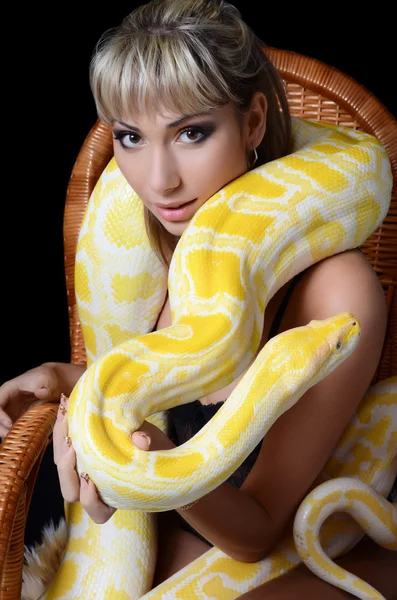 Den vackra kvinnan med den stora gula ormen — Stockfoto