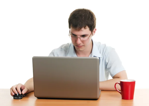 O homem de negócios atrás de uma mesa com o computador — Fotografia de Stock