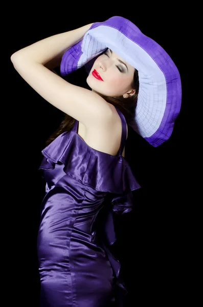 Πορτρέτο της η όμορφη κομψή γυναίκα σε ένα λιλά καπέλο — Φωτογραφία Αρχείου