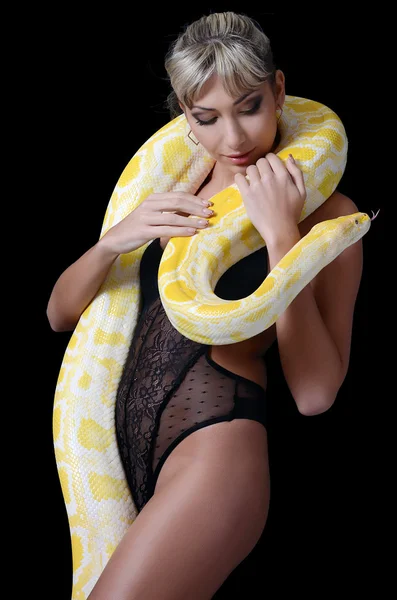 A bela mulher com a grande cobra amarela — Fotografia de Stock