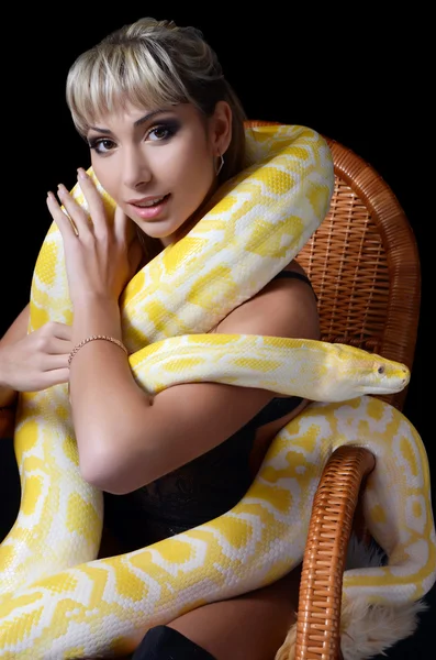 La mujer hermosa con la serpiente grande amarilla — Foto de Stock