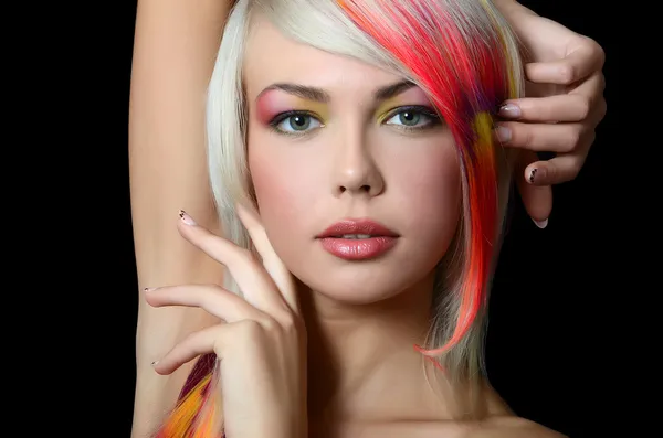 A gyönyörű lány, egy ragyogó smink és többszínű szál haj — Stock Fotó