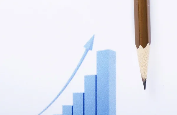 Het bedrijf van de grafiek van de groei en een potlood — Stockfoto