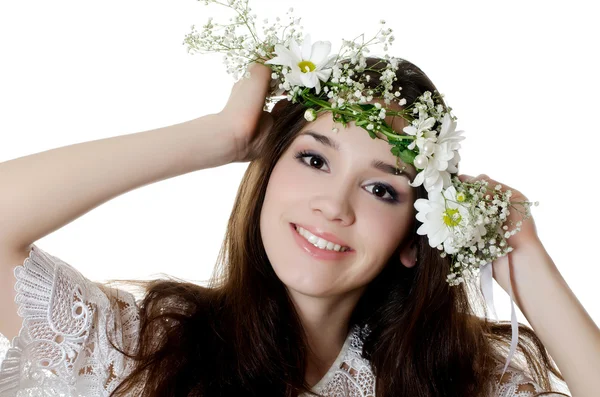 머리에 꽃을 가진 아름 다운 여자의 초상화 — 스톡 사진