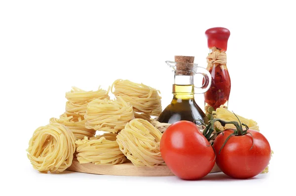 Pasta con aceite de oliva y tomates aislados — Foto de Stock