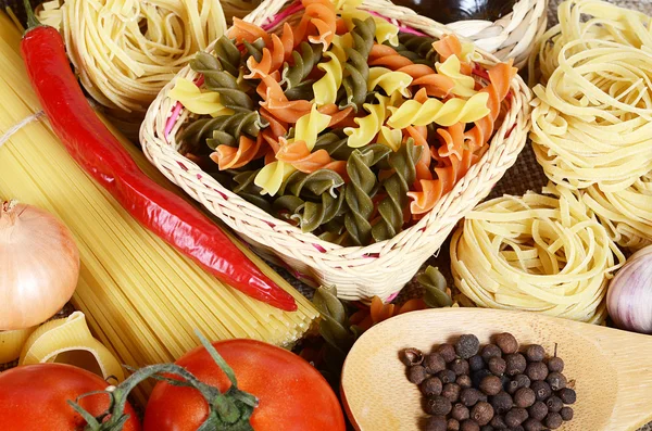 Pasta med olivolja och tomater — Stockfoto