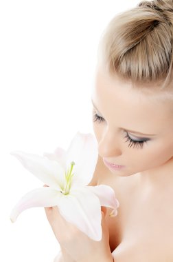 Zambak çiçeği güzel sarışın kadınla