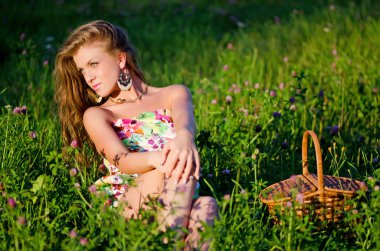 sunset bulvarında bir çim bir sepet ile kız oturuyor