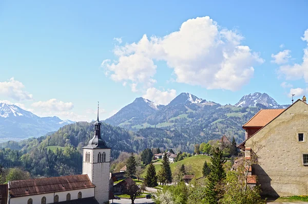 Vista de la iglesia cerca del castillo de Gruyere, Suiza —  Fotos de Stock