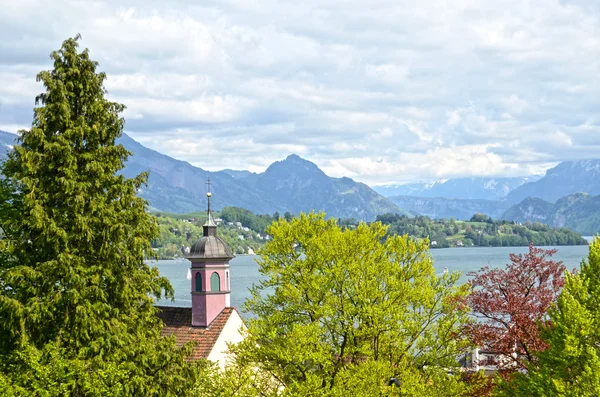 Patrząc na kościół, na Jeziora Czterech Kantonów w Szwajcarii. — Zdjęcie stockowe