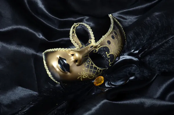 Maschera carnevale in oro con piume nere — Foto Stock