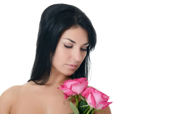 A bela mulher morena com buquê de rosas — Fotografia de Stock