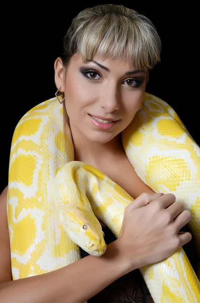 A bela mulher com a grande cobra amarela — Fotografia de Stock
