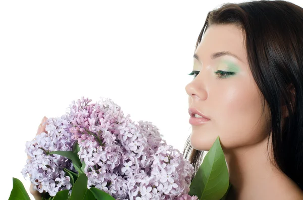 Belle femme aux fleurs printanières d'un lilas — Photo