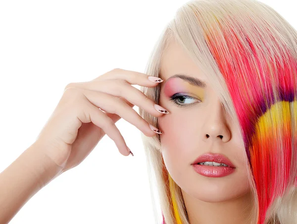 La hermosa chica con un maquillaje brillante y hebra multicolor en el pelo —  Fotos de Stock