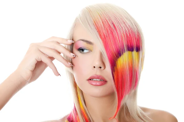 Den vackra flickan med ljusa make-up och flerfärgade strand i hår — Stockfoto