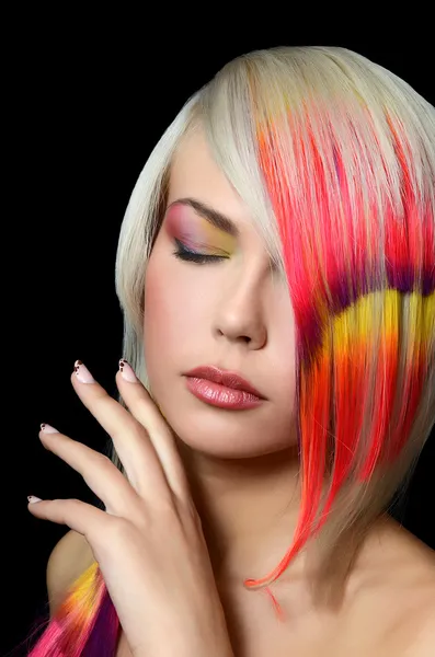 Η όμορφη κοπέλα με make-up φωτεινά και πολύχρωμα σκέλος στα μαλλιά — Φωτογραφία Αρχείου