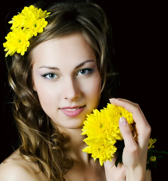 La chica con el pelo hermoso con crisantemo — Foto de Stock