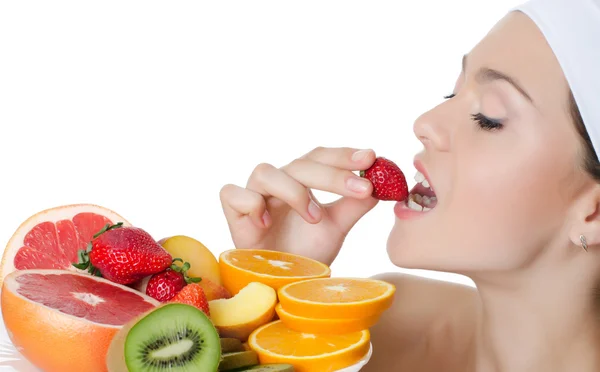 A bela mulher com fruto — Fotografia de Stock