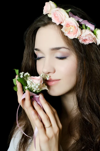 Ritratto della bella ragazza con fiori in capelli — Foto Stock