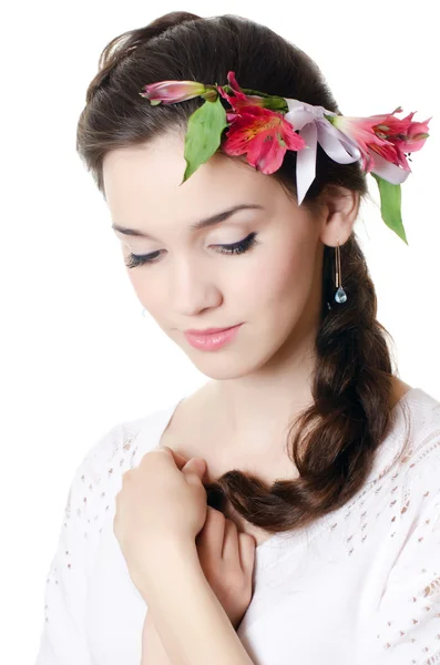 Retrato da menina bonita com flores no cabelo — Fotografia de Stock