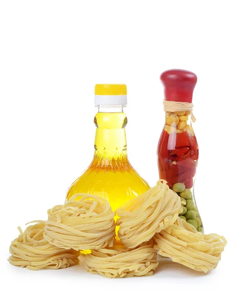 Pasta con aceite de oliva aislado sobre fondo blanco — Foto de Stock