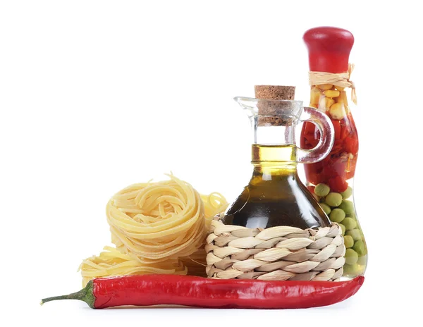 Pasta con aceite de oliva aislado sobre fondo blanco — Foto de Stock