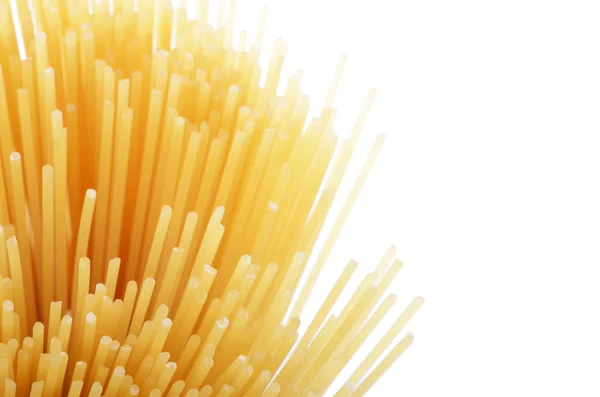 Tepelně neupravené špagety makarony izolované na bílém pozadí — Stock fotografie