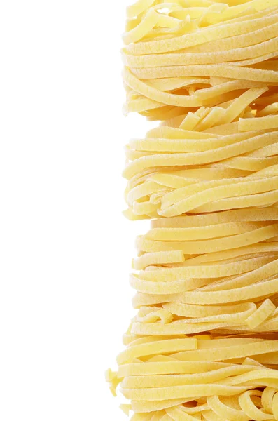 Macarrão italiano tagliatelle ninho isolado no fundo branco — Fotografia de Stock