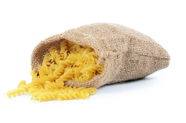 Spiral pasta i en säck som isolerad på vit bakgrund — Stockfoto