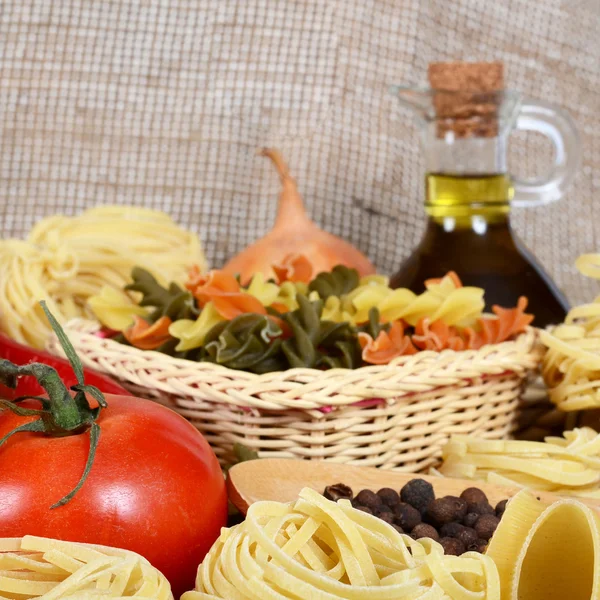 Pasta con olio d'oliva e pomodori — Foto Stock