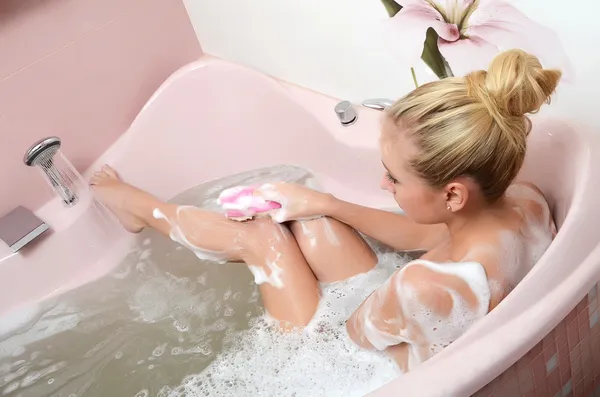Mujer rubia en un baño con espuma — Foto de Stock