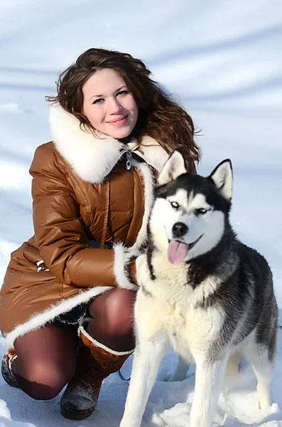 La mujer con el perro Husky en invierno —  Fotos de Stock