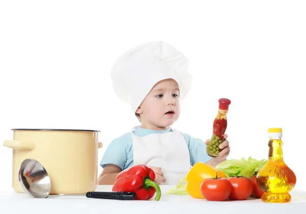 Le petit garçon dans un chapeau du cuisinier — Photo