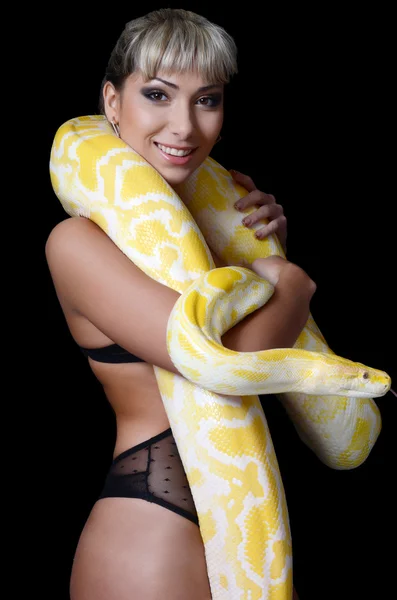 The beautiful woman with the big yellow snake — Stock Photo, Image