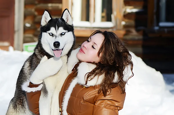 La mujer con el perro Husky en invierno —  Fotos de Stock