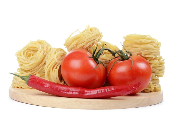 Makaron i pomidory na białym tle — Zdjęcie stockowe