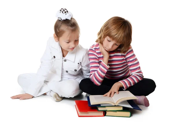 Dos chicas leen el libro — Foto de Stock